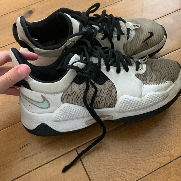 Nike gym shoes HAVE BEEN WORN, good shoes got lots of compliments - Picture 4 of 7